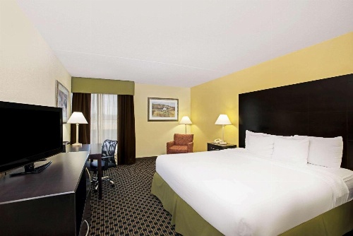 La Quinta Inn & Suites by Wyndham Salina image 1