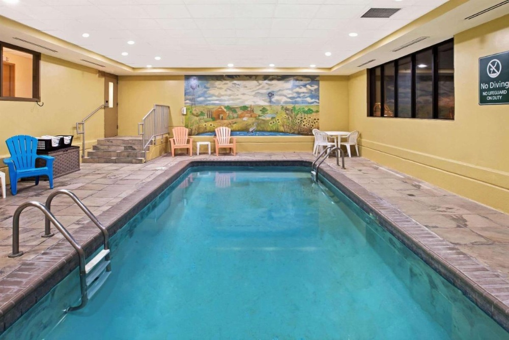 La Quinta Inn & Suites by Wyndham Salina Image 11