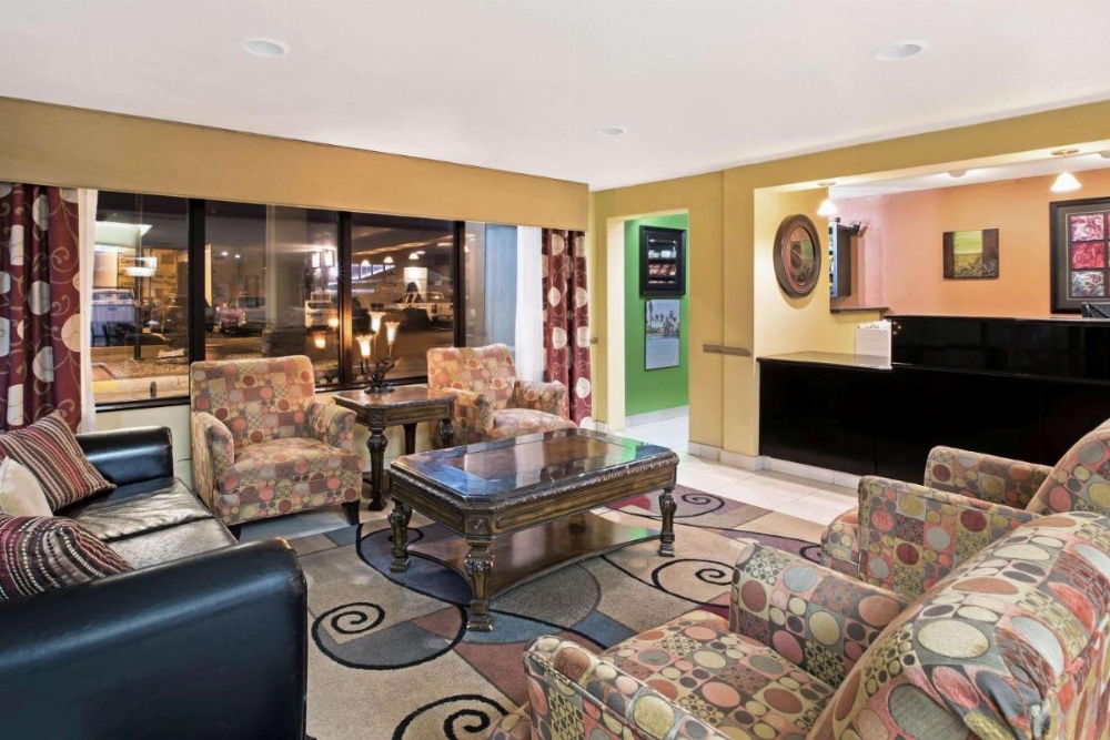 La Quinta Inn & Suites by Wyndham Salina Image 12