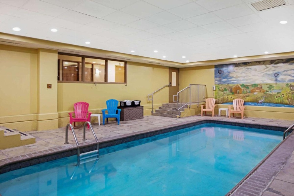 La Quinta Inn & Suites by Wyndham Salina Image 13