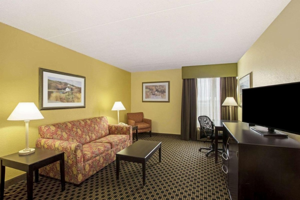 La Quinta Inn & Suites by Wyndham Salina Image 15
