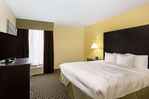 La Quinta Inn & Suites by Wyndham Salina image 16