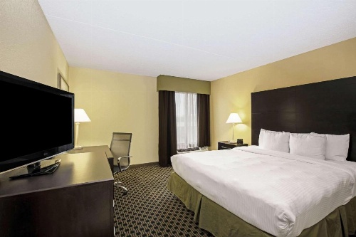 La Quinta Inn & Suites by Wyndham Salina image 18