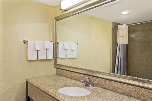 La Quinta Inn & Suites by Wyndham Salina image 2