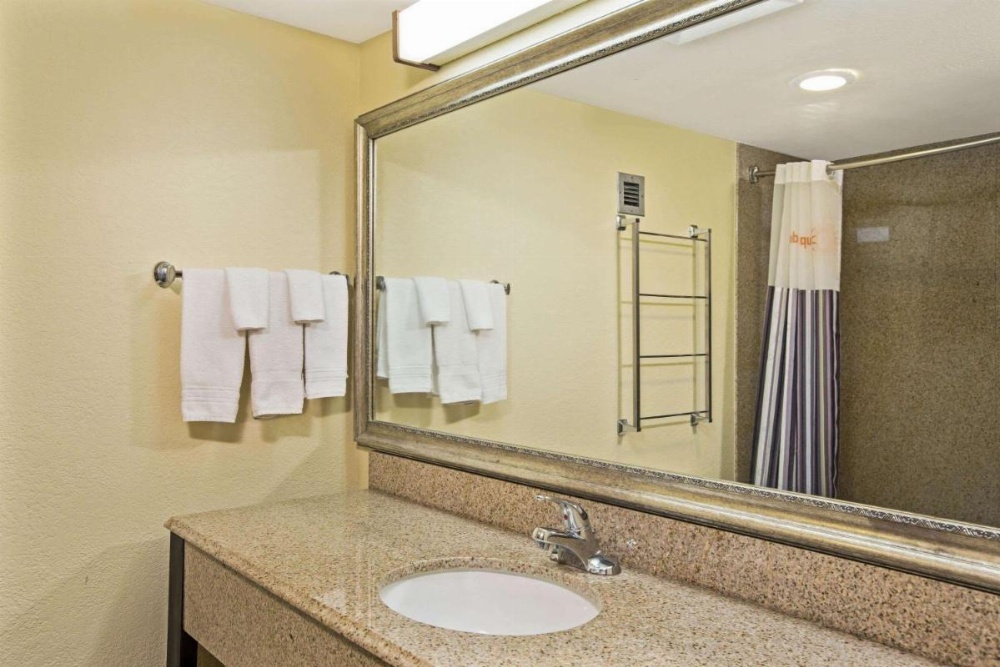 La Quinta Inn & Suites by Wyndham Salina Image 21