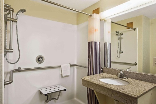 La Quinta Inn & Suites by Wyndham Salina image 23