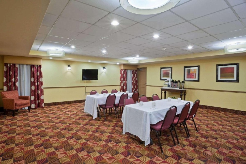 La Quinta Inn & Suites by Wyndham Salina Image 26
