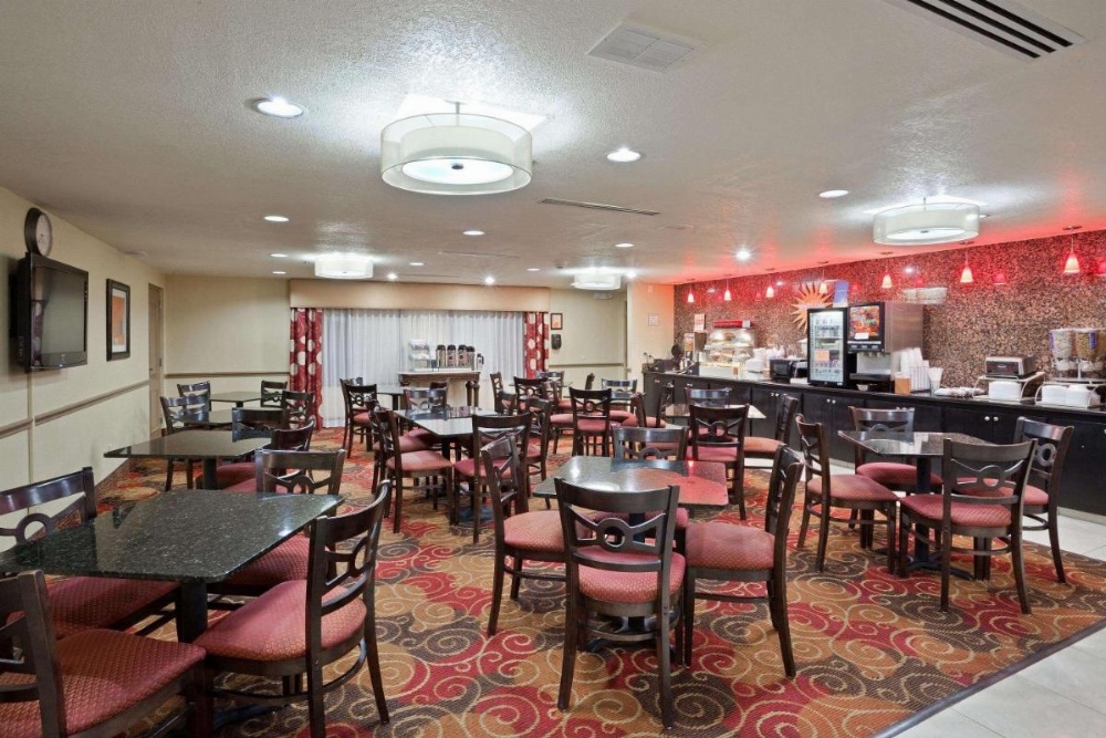 La Quinta Inn & Suites by Wyndham Salina Image 27