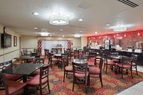 La Quinta Inn & Suites by Wyndham Salina image 27