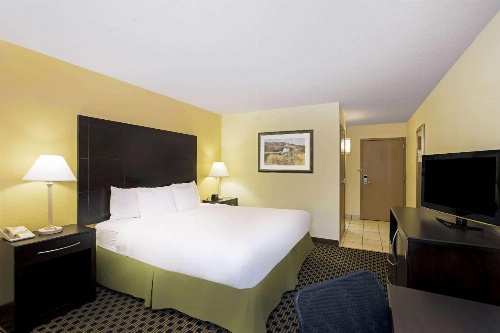 La Quinta Inn & Suites by Wyndham Salina image 3