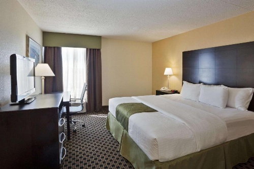 La Quinta Inn & Suites by Wyndham Salina image 32