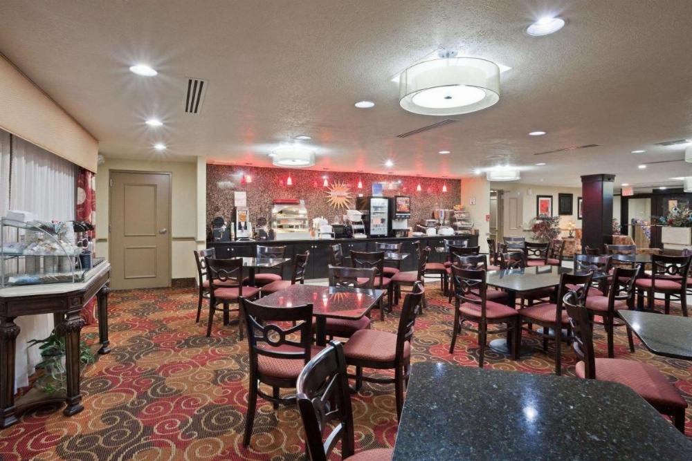 La Quinta Inn & Suites by Wyndham Salina Image 33