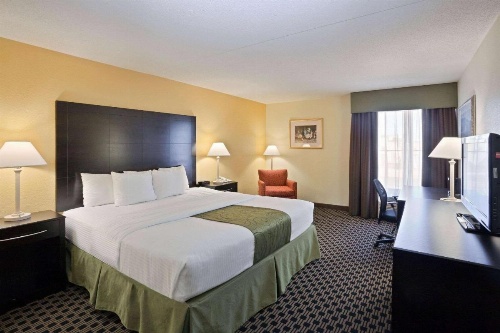 La Quinta Inn & Suites by Wyndham Salina image 35