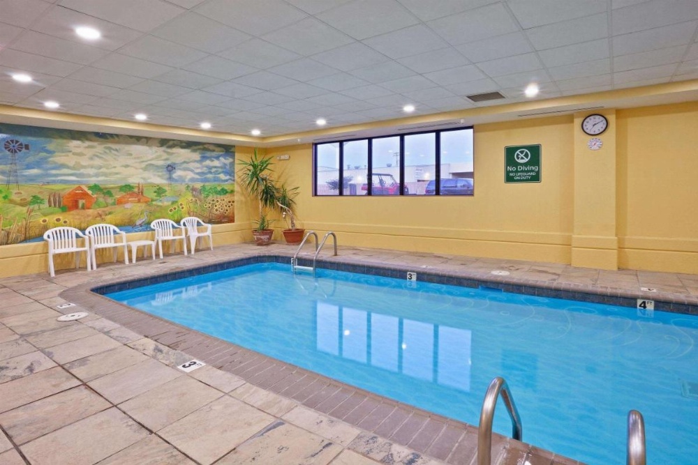 La Quinta Inn & Suites by Wyndham Salina Image 39