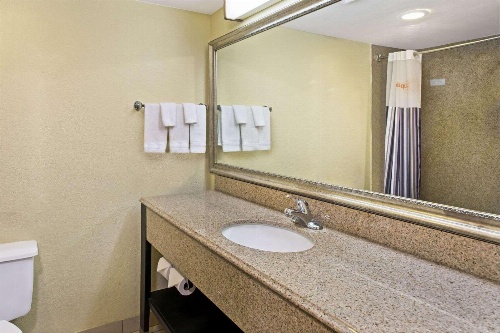 La Quinta Inn & Suites by Wyndham Salina image 4