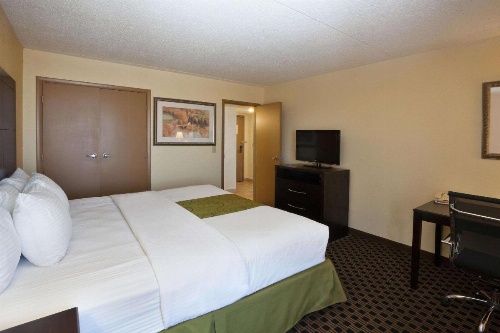 La Quinta Inn & Suites by Wyndham Salina image 44
