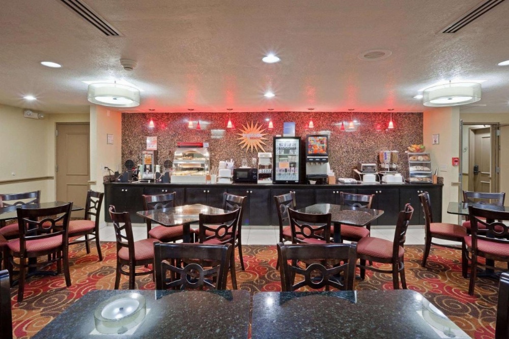 La Quinta Inn & Suites by Wyndham Salina Image 45