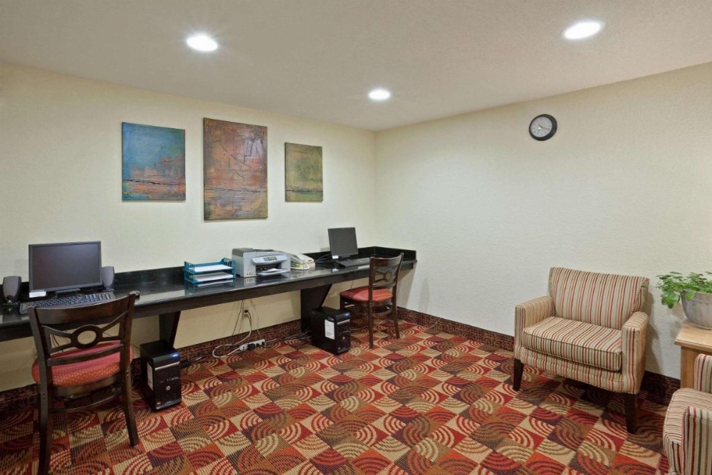 La Quinta Inn & Suites by Wyndham Salina Image 48