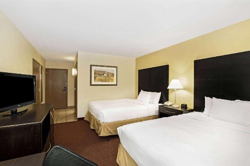 La Quinta Inn & Suites by Wyndham Salina image 5