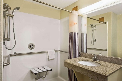 La Quinta Inn & Suites by Wyndham Salina image 8